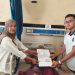 Kasubsi Bimkesmaswat Lapas Kelas IIA Jambi, Pandega Bayu Pratama saat menyerahkan surat bebas kepada perwakilan keluarga warga binaan. FOTO: OYI