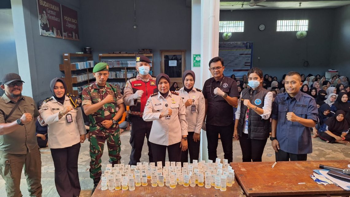 Sinergitas Lapas Perempuan Jambi bersama BNN Kota Jambi dan aparat hukum saat melakukan razia dan pemeriksaan urine warga binaan. FOTO: IST