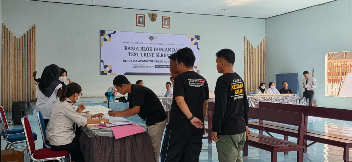 Warga Binaan saat menjalani pemeriksaan urine oleh petugas kesehatan. FOTO: IST