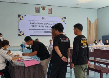 Warga Binaan saat menjalani pemeriksaan urine oleh petugas kesehatan. FOTO: IST