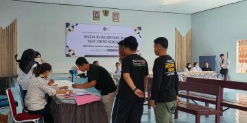 Warga Binaan saat menjalani pemeriksaan urine oleh petugas kesehatan. FOTO: IST