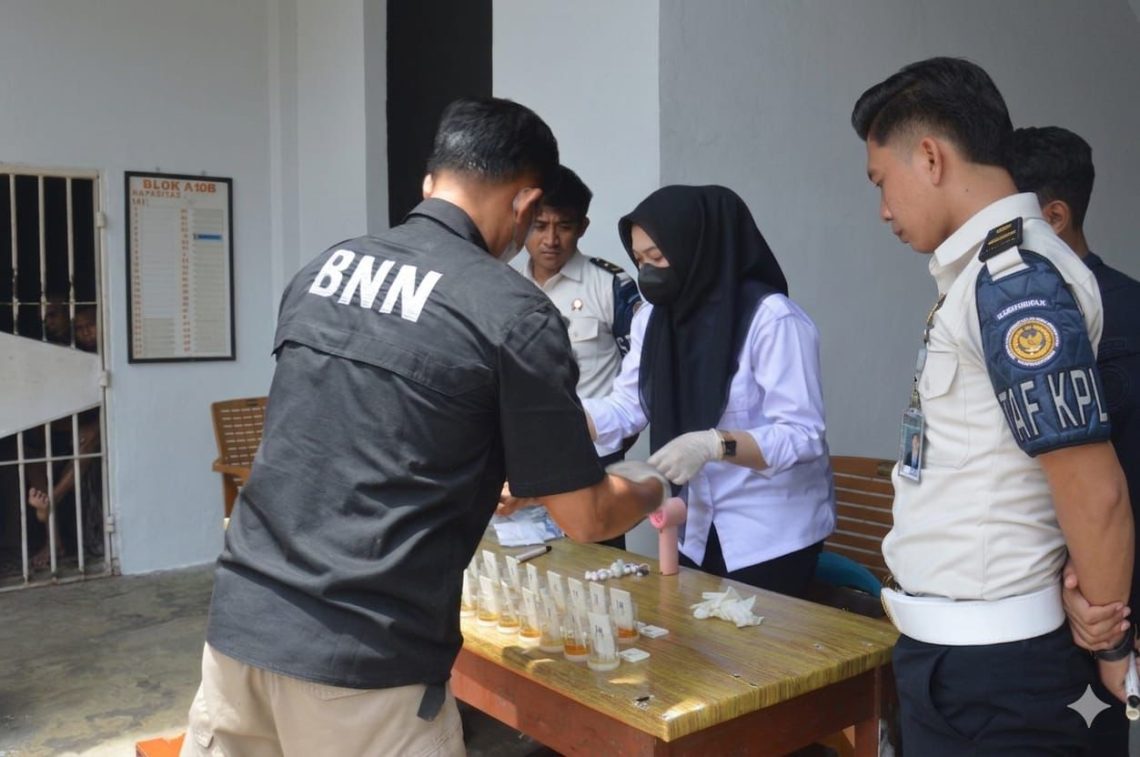 Petugas BNN Muara Sabak dan Petugas  Lapas Saat Melakukan Pengambilan sampel urine warga binaan dan petugas . FOTO: DOC LAPAS