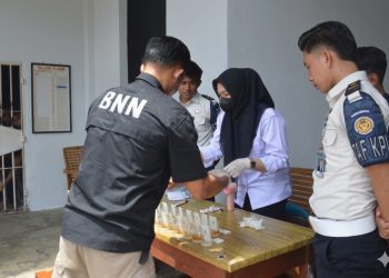 Petugas BNN Muara Sabak dan Petugas  Lapas Saat Melakukan Pengambilan sampel urine warga binaan dan petugas . FOTO: DOC LAPAS