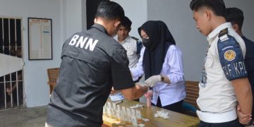 Petugas BNN Muara Sabak dan Petugas  Lapas Saat Melakukan Pengambilan sampel urine warga binaan dan petugas . FOTO: DOC LAPAS
