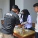 Petugas BNN Muara Sabak dan Petugas  Lapas Saat Melakukan Pengambilan sampel urine warga binaan dan petugas . FOTO: DOC LAPAS