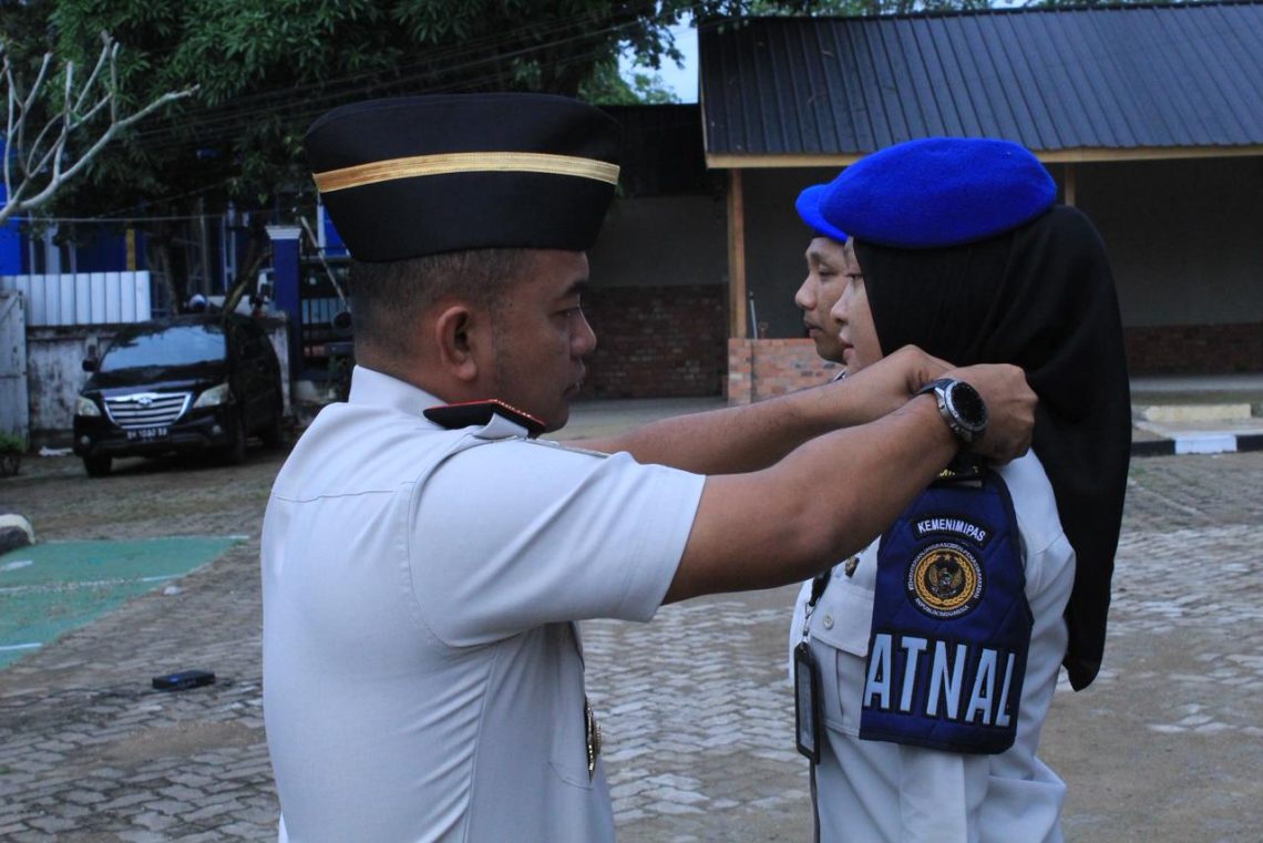 Penyematan tanda pengukuhan Satops Patnal Oleh Kanwil Ditjenpas Jambi, Irwan Rahmat Gumilar. FOTO: IST