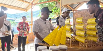 Irwan Rahmat Gumilar Meninjau stand milik Lapas Tebo yang menampilkan kreatifitas warga binaan. FOTO: IST