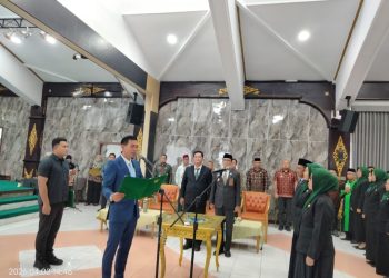 Bupati Batang Hari, M Fadhil Arief Saat Melantik Pejabat. FOTO: IST