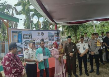 Kanwil Ditjenpas Jambi saat serah terima kunci program bantuan bedah rumah. FOTO: OYI