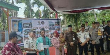Kanwil Ditjenpas Jambi saat serah terima kunci program bantuan bedah rumah. FOTO: OYI