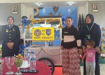 Kalapas Perempuan Jambi, Meiza Erita saat menyerahkan bantuan gerobak jualan kepada Nur Azizah keluarga Warga Binaan. FOTO: OYI