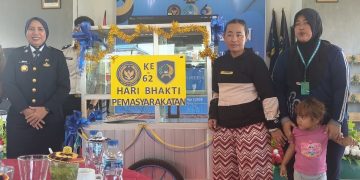 Kalapas Perempuan Jambi, Meiza Erita saat menyerahkan bantuan gerobak jualan kepada Nur Azizah keluarga Warga Binaan. FOTO: OYI