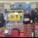 Kalapas Perempuan Jambi, Meiza Erita saat menyerahkan bantuan gerobak jualan kepada Nur Azizah keluarga Warga Binaan. FOTO: OYI