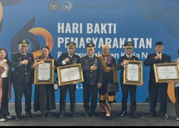 Kanwil Ditjenpas Jambi Irwan Rahmat Gumilar Bersama UPT dan stake holder serta eks warga binaan yang menerima penghargaan. FOTO: IST
