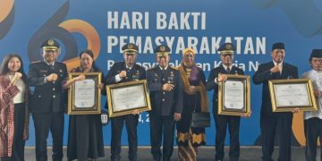 Kanwil Ditjenpas Jambi Irwan Rahmat Gumilar Bersama UPT dan stake holder serta eks warga binaan yang menerima penghargaan. FOTO: IST