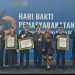 Kanwil Ditjenpas Jambi Irwan Rahmat Gumilar Bersama UPT dan stake holder serta eks warga binaan yang menerima penghargaan. FOTO: IST