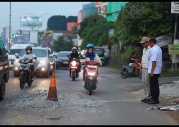 Waka I DPRD Provinsi Jambi, Ivan Wirata didampingi Kabid Bina Marga PUPR Provinsi Jambi, Iwan R saat turun ke lokasi lubang di STM atas. FOTO: UCUP