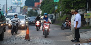 Waka I DPRD Provinsi Jambi, Ivan Wirata didampingi Kabid Bina Marga PUPR Provinsi Jambi, Iwan R saat turun ke lokasi lubang di STM atas. FOTO: UCUP