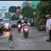 Waka I DPRD Provinsi Jambi, Ivan Wirata didampingi Kabid Bina Marga PUPR Provinsi Jambi, Iwan R saat turun ke lokasi lubang di STM atas. FOTO: UCUP