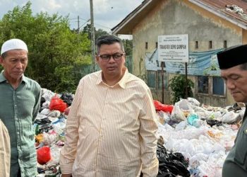 Umar Faroek dan KFA Tinjau Tumpukan Sampah di Sekoja. FOTO: IST