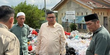 Umar Faroek dan KFA Tinjau Tumpukan Sampah di Sekoja. FOTO: IST