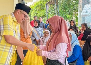 Kemas Faried Alfarelly Salurkan Bantuan Sosial ke Masyarakat. FOTO: IST