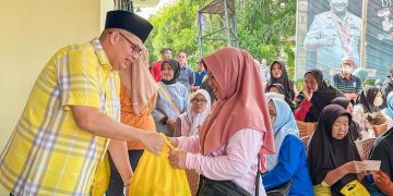 Kemas Faried Alfarelly Salurkan Bantuan Sosial ke Masyarakat. FOTO: IST