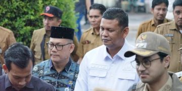 Naim bersama Wali Kota Jambi, Kapolresta dan unsur Forkompimnda Meninjau Pos PAM Ketupat. FOTO: IST