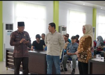 Yasir, Waka I DPRD Kota Jambi menyalurkan bantuan sembako dan kain sarung serta jilbab kepada masyarakat. FOTO: IST