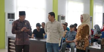 Yasir, Waka I DPRD Kota Jambi menyalurkan bantuan sembako dan kain sarung serta jilbab kepada masyarakat. FOTO: IST