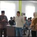 Yasir, Waka I DPRD Kota Jambi menyalurkan bantuan sembako dan kain sarung serta jilbab kepada masyarakat. FOTO: IST