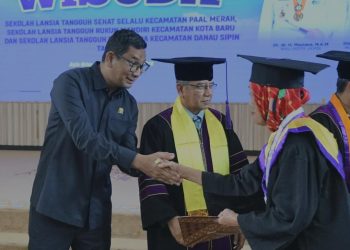 Ketua Komisi IV DPRD Kota Jambi hadiri Prosesi wisuda Lansia. FOTO: IST