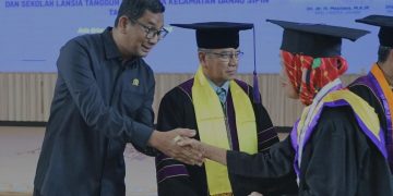 Ketua Komisi IV DPRD Kota Jambi hadiri Prosesi wisuda Lansia. FOTO: IST