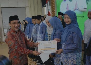 Waka Komisi I, M Zayadi menyerahkan secara simbolis bonus kafilah MTQ 2026. FOTO: IST