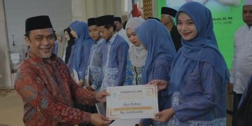 Waka Komisi I, M Zayadi menyerahkan secara simbolis bonus kafilah MTQ 2026. FOTO: IST