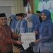 Waka Komisi I, M Zayadi menyerahkan secara simbolis bonus kafilah MTQ 2026. FOTO: IST