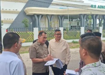 komisi III Tinjau Pemasangan Lampu Jalan di Depan RS Adhyaksa. FOTO: IST