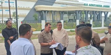 komisi III Tinjau Pemasangan Lampu Jalan di Depan RS Adhyaksa. FOTO: IST