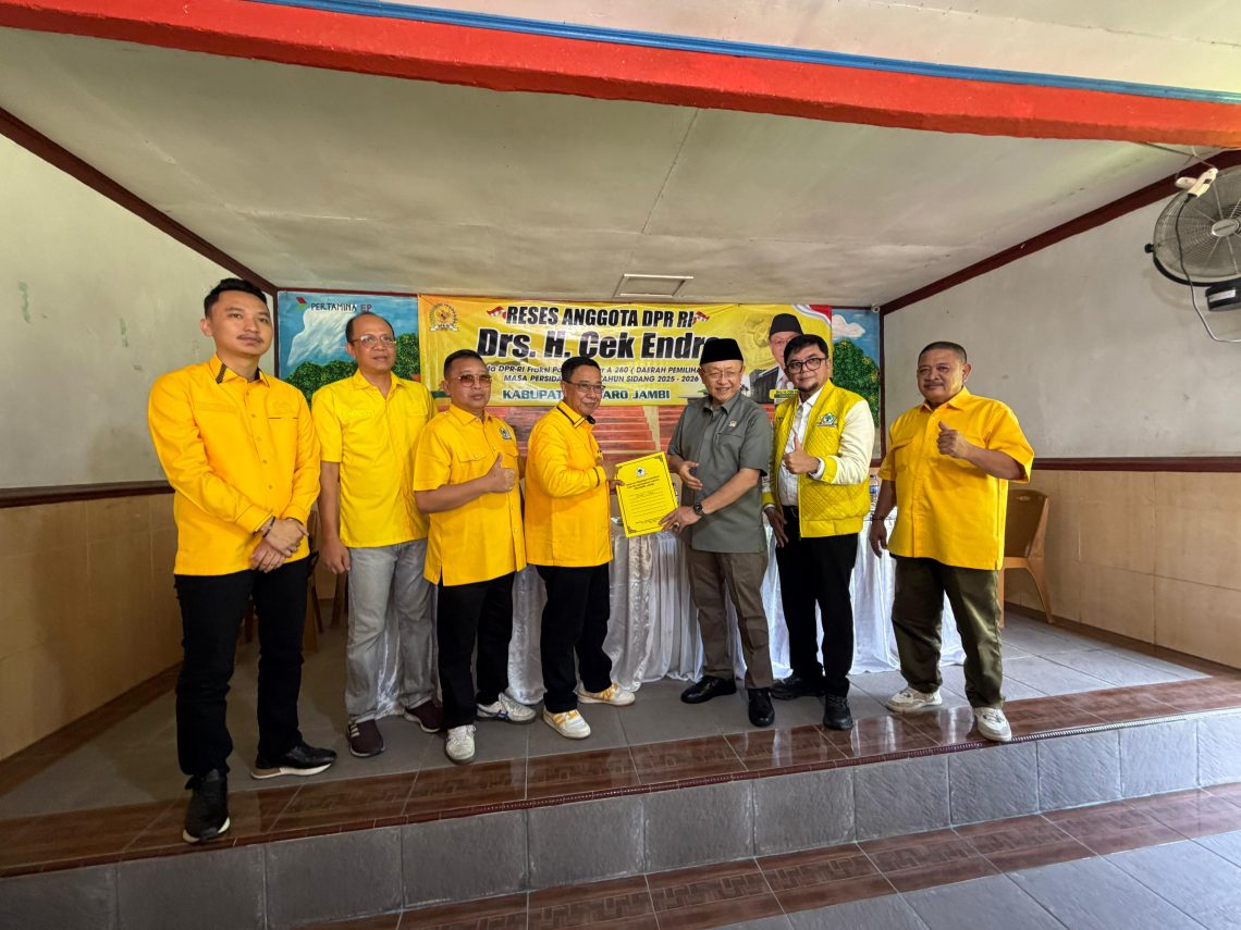 H Asikin dan anggota DPRD Kabupaten Muaro Jambi Saat Menerima SK Kepengurusan Partai Golkar Kabupaten Muaro Jambi. FOTO: UCUP