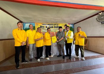 H Asikin dan anggota DPRD Kabupaten Muaro Jambi Saat Menerima SK Kepengurusan Partai Golkar Kabupaten Muaro Jambi. FOTO: UCUP