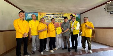 H Asikin dan anggota DPRD Kabupaten Muaro Jambi Saat Menerima SK Kepengurusan Partai Golkar Kabupaten Muaro Jambi. FOTO: UCUP