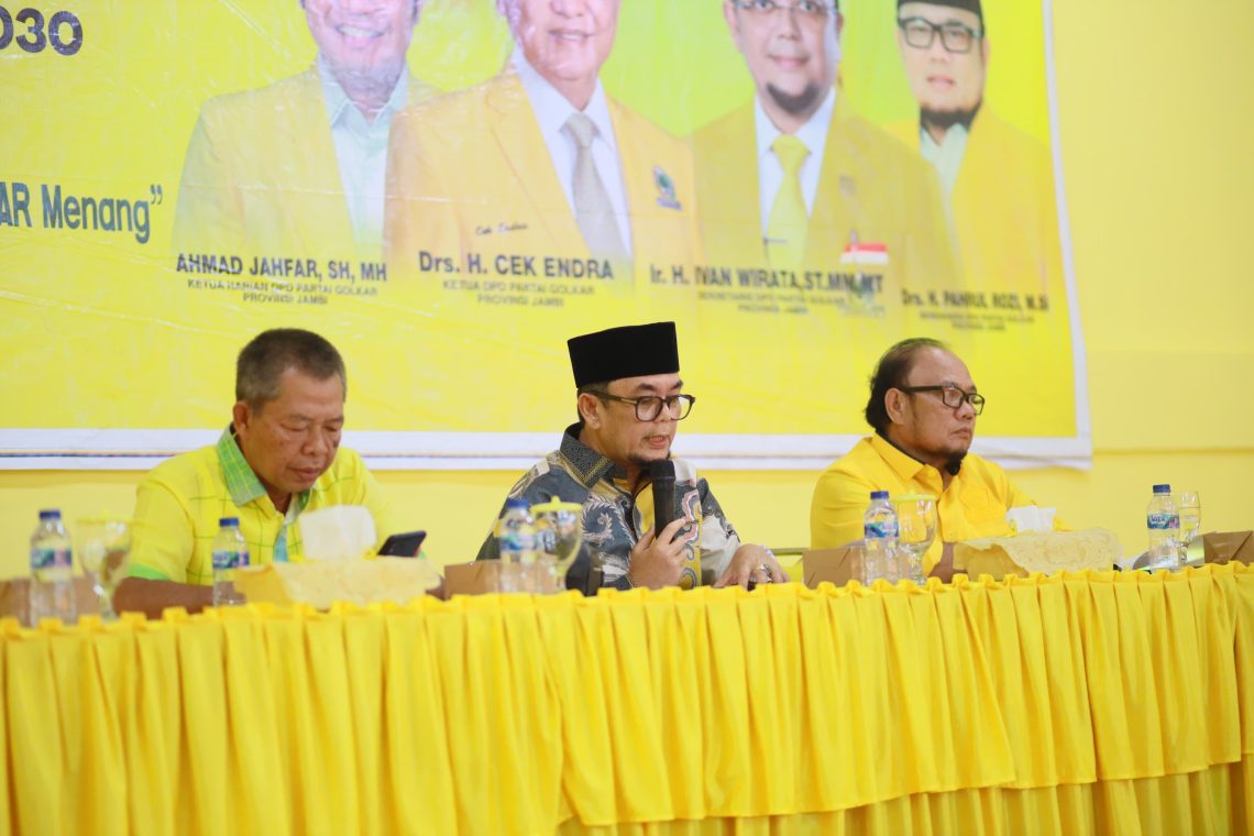 Sekretaris Partai Golkar Provinsi Jambi Ivan Wirata saat memimpin rapat internal. FOTO: UCUP
