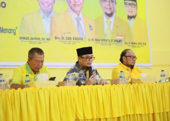 Sekretaris Partai Golkar Provinsi Jambi Ivan Wirata saat memimpin rapat internal. FOTO: UCUP