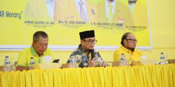 Sekretaris Partai Golkar Provinsi Jambi Ivan Wirata saat memimpin rapat internal. FOTO: UCUP