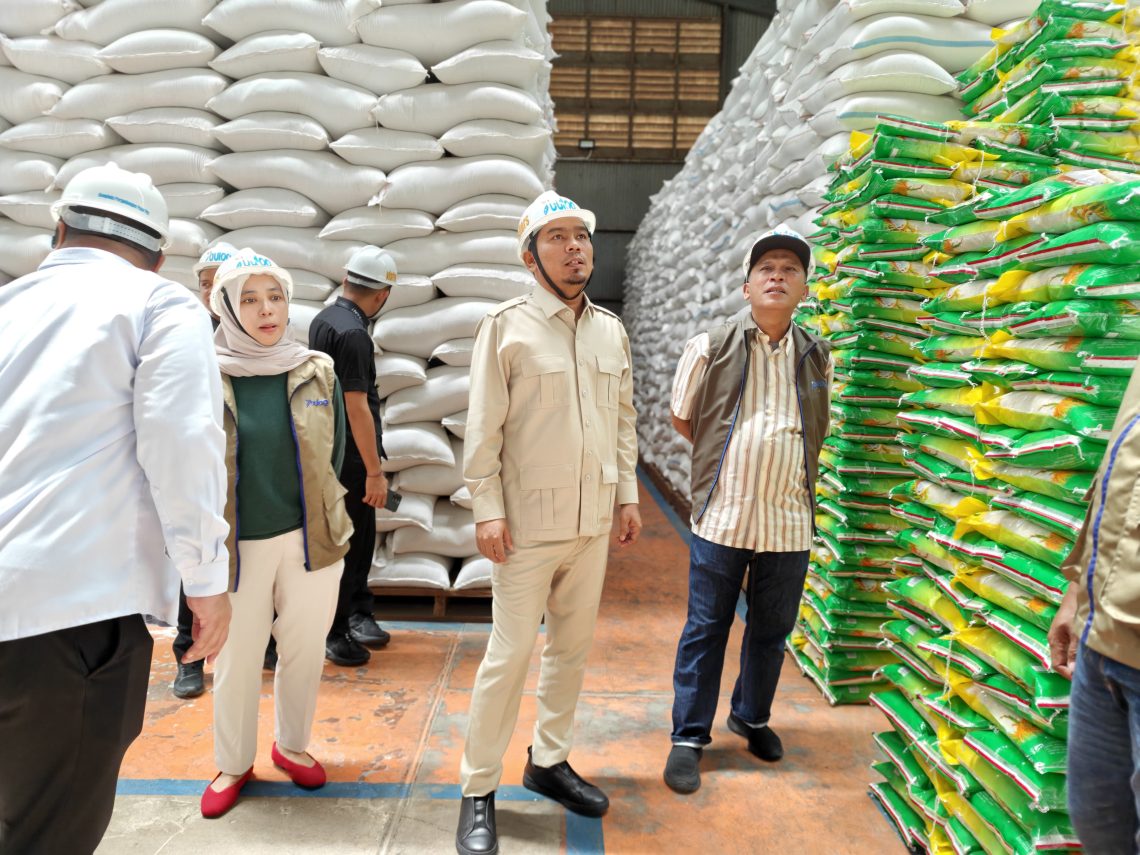 Rocky Candra Saat Sidak ke Gudang Bulog Kanwil  Jambi. FOTO : IST