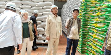 Rocky Candra Saat Sidak ke Gudang Bulog Kanwil  Jambi. FOTO : IST