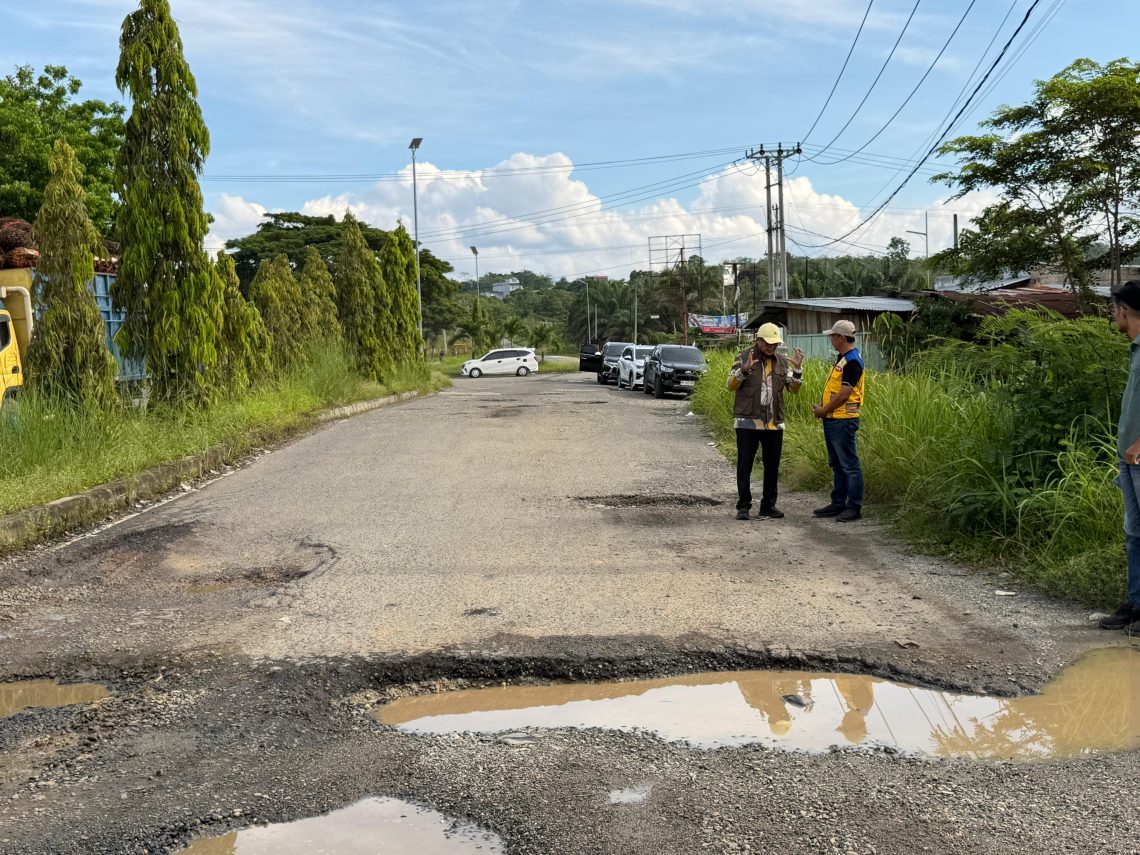 Waka I DPRD Provinsi Jambi, Ivan Wirata didampingi Kabid Bina Marga Saat Mengecek Ruas Jalan Sungai Mengkuang Arah Bandara Muara Bungo. FOTO: Ucup