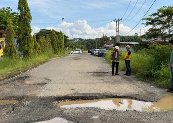Waka I DPRD Provinsi Jambi, Ivan Wirata didampingi Kabid Bina Marga Saat Mengecek Ruas Jalan Sungai Mengkuang Arah Bandara Muara Bungo. FOTO: Ucup