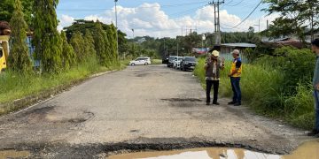 Waka I DPRD Provinsi Jambi, Ivan Wirata didampingi Kabid Bina Marga Saat Mengecek Ruas Jalan Sungai Mengkuang Arah Bandara Muara Bungo. FOTO: Ucup