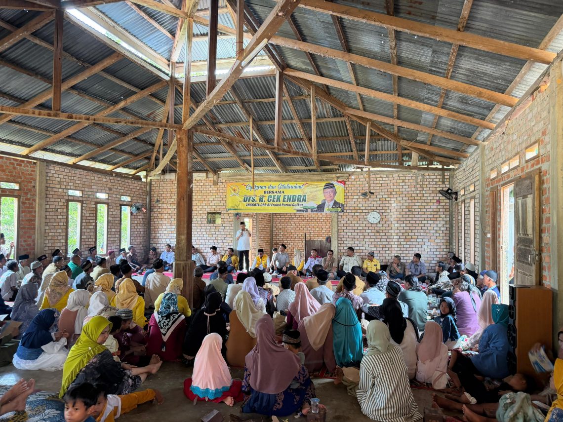 Cek Endra didampingi Ivan Wirata saat reses di Sialang Batuah, Sarolangun. FOTO: UCUP